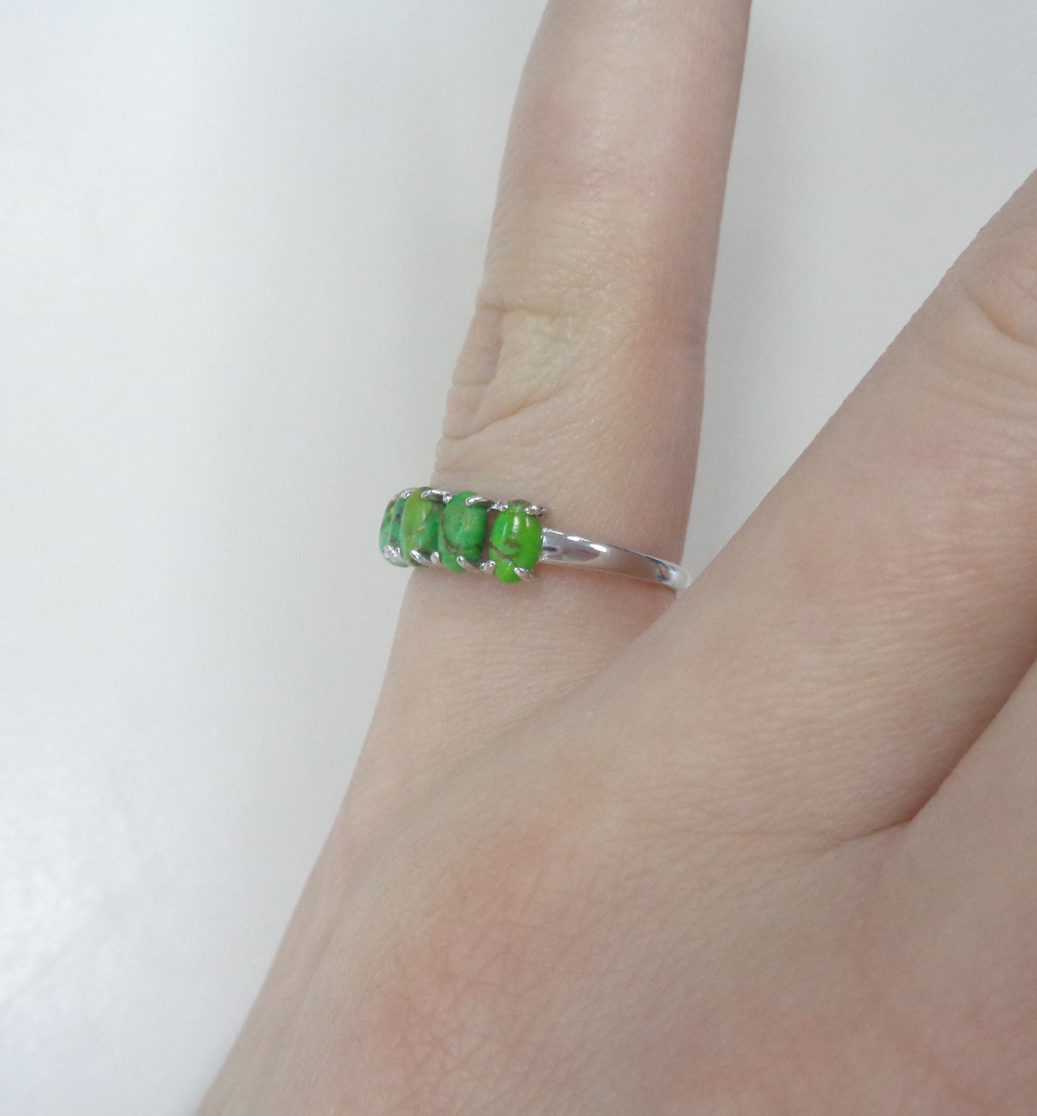 Серебряное кольцо с зеленой бирюзой